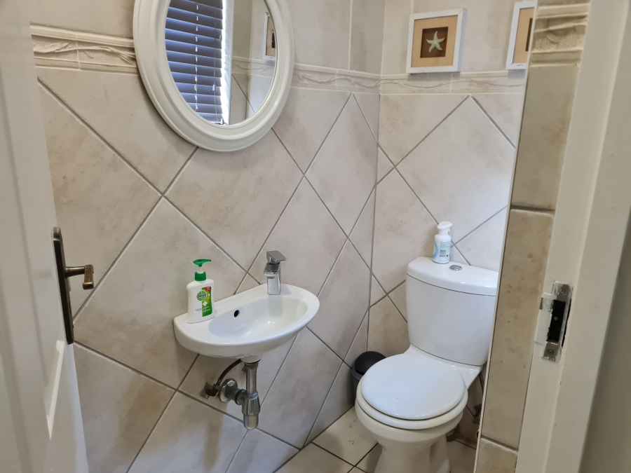 To Let 3 Bedroom Property for Rent in Wavecrest Eastern Cape